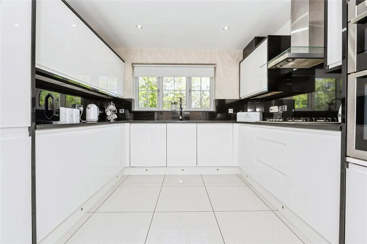 Weymouth Drive, Chafford Hundred, Grays, Essex, RM16, photo 4