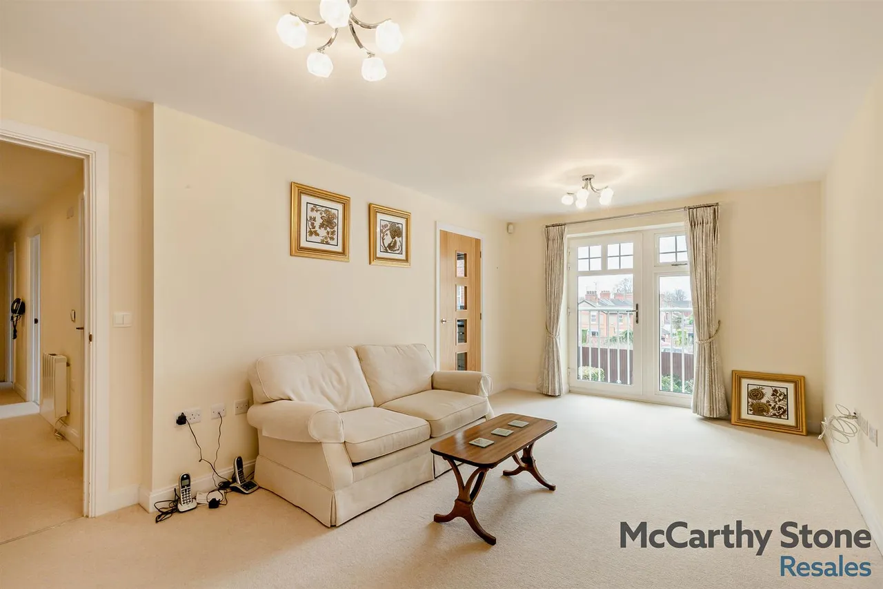 2 bed flat for sale, Westfield Road, Wellingborough, NN8