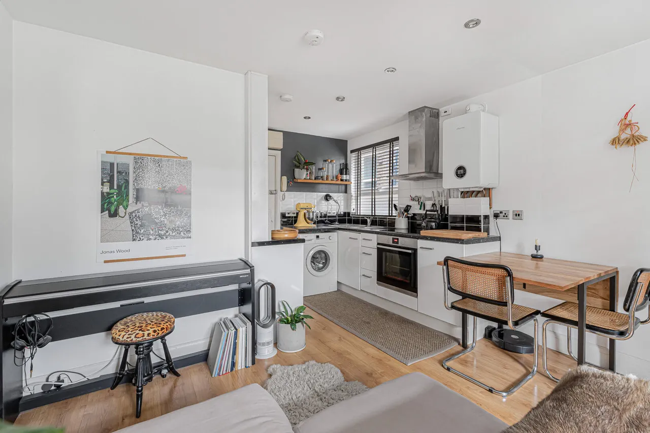 1 bed flat for sale, Ferme Park Road, Hornsey, N8