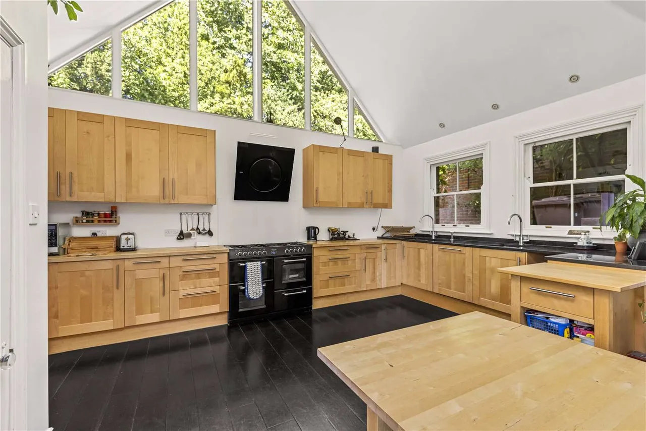 Broadwater Rise, Guildford, Surrey, GU1 2LA, photo 4