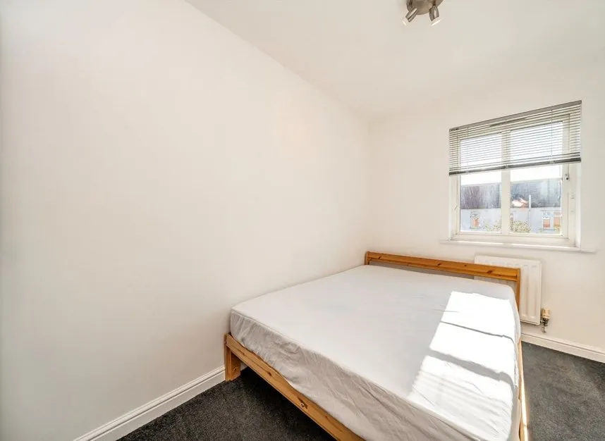 Garvary Road, E16, photo 6