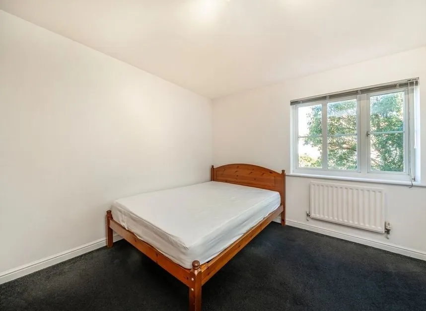 Garvary Road, E16, photo 4