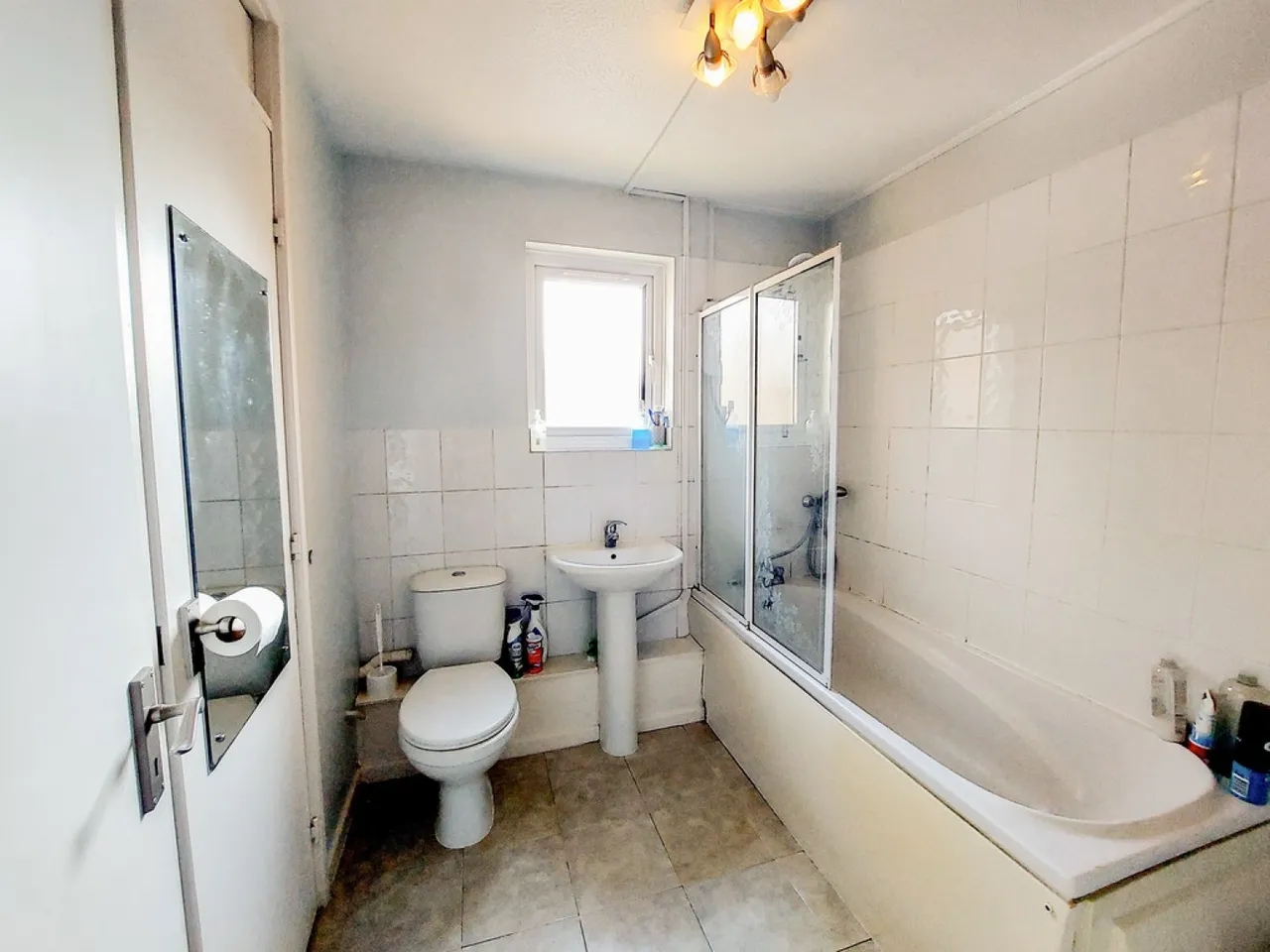 Gresham Court, Staines, TW18, photo 5