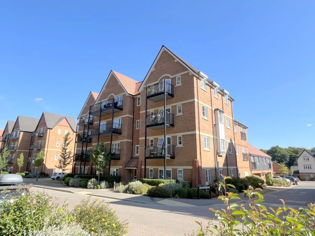 2 bed flat to rent — Aspen Road, High Wycombe HP10 9FA