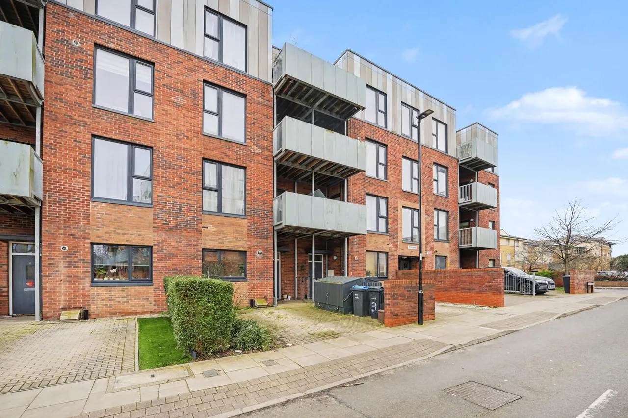 2 bed flat for sale, Canning Square, Enfield, EN1