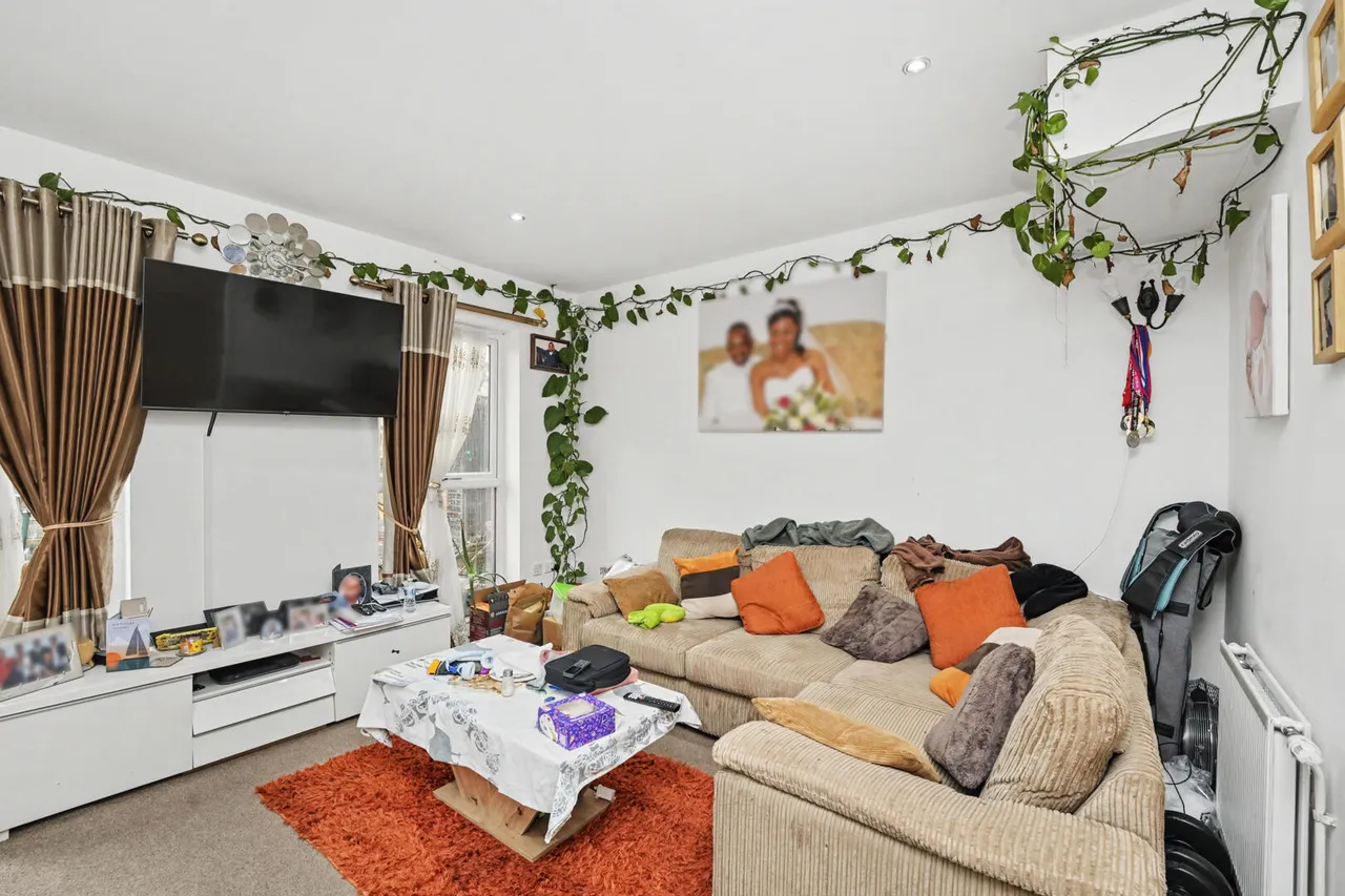 Canning Square, Enfield, EN1, photo 2