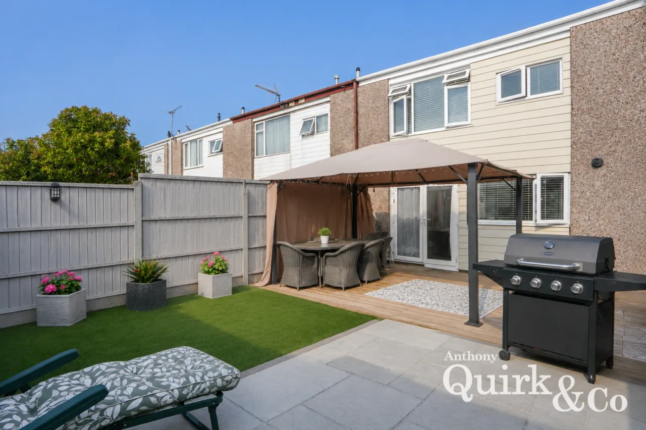3 bed property for sale, Link Road, Canvey Island, SS8