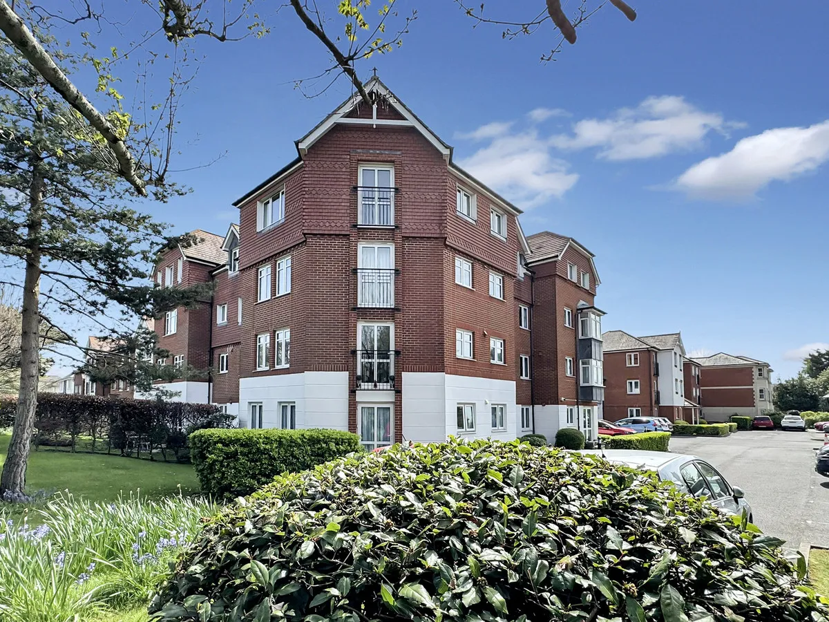 2 bed flat for sale, Mill Road, Worthing, BN11