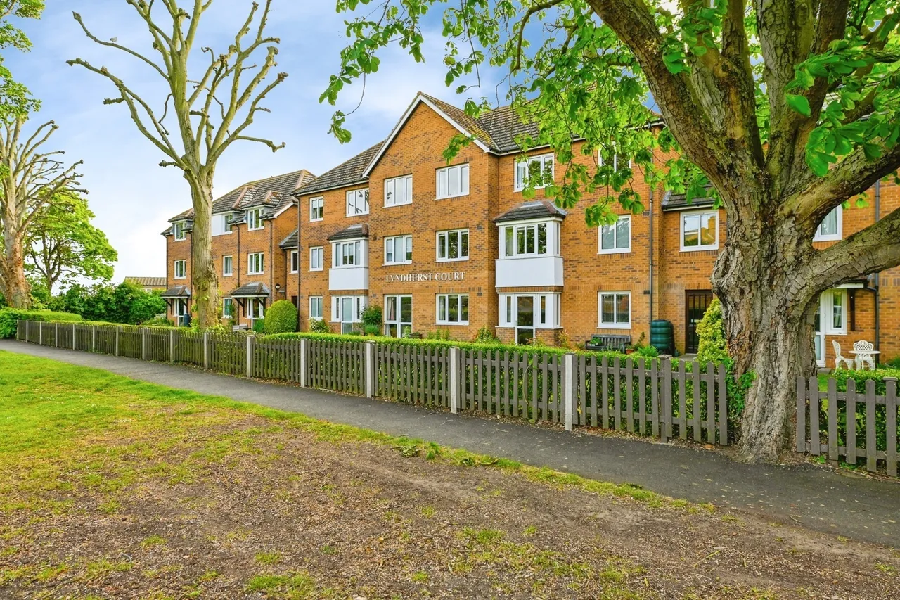 2 bed flat for sale — Lyndhurst Court, Hunstanton, Norfolk, PE36