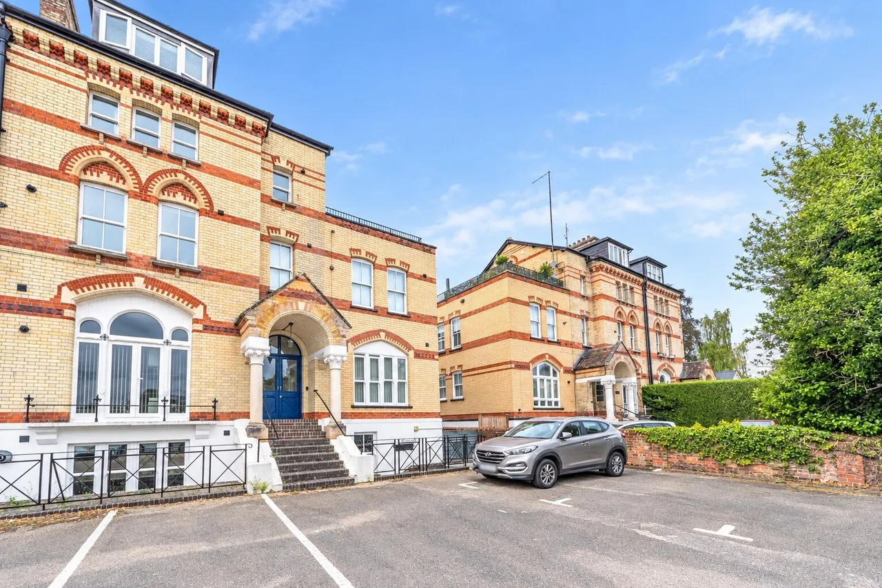 2 bed flat for sale, Fairmile, Henley-On-Thames, RG9