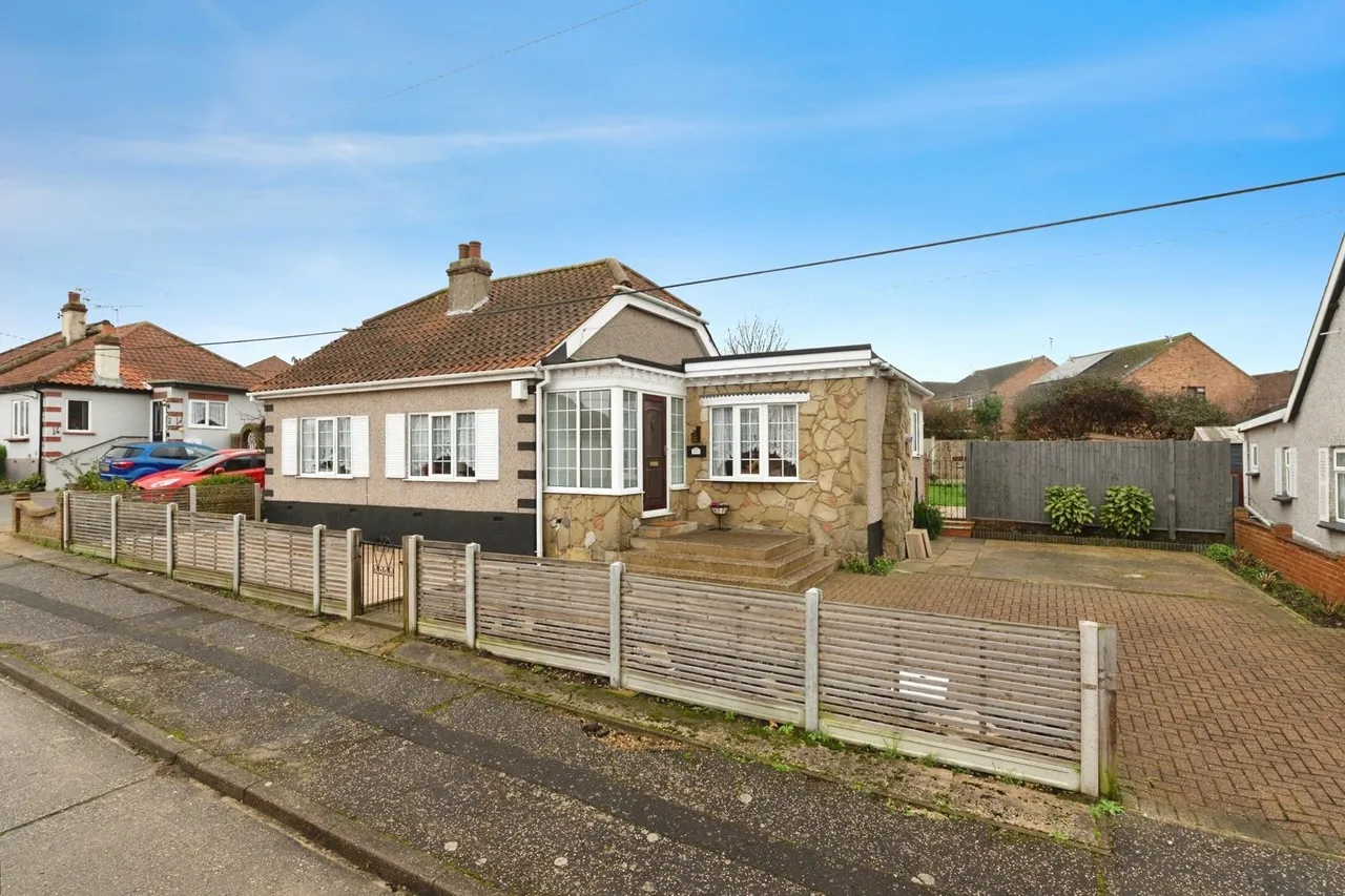 3 bed house for sale — Rectory Gardens, Basildon, Essex, SS13