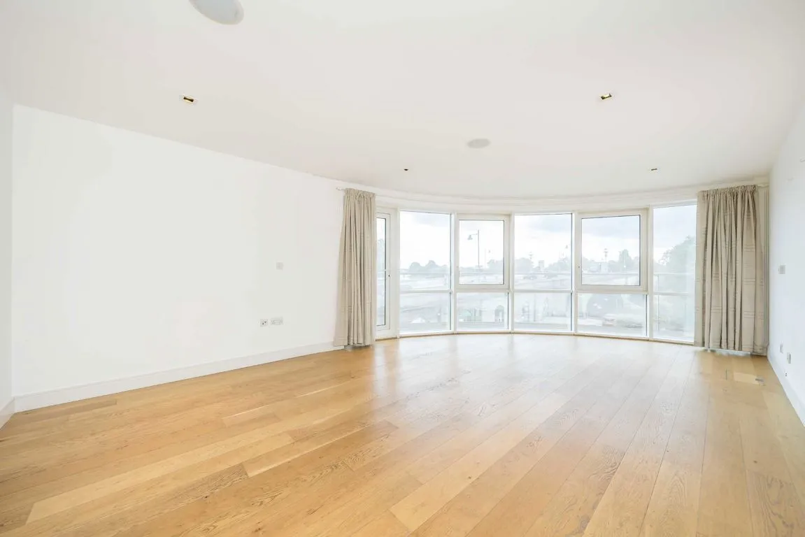 Kew Bridge Road, TW8, photo 2