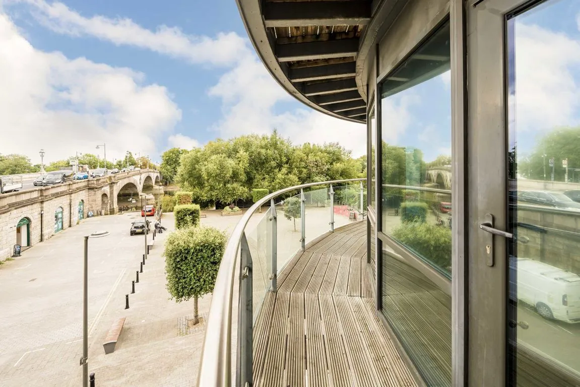 Kew Bridge Road, TW8, photo 4