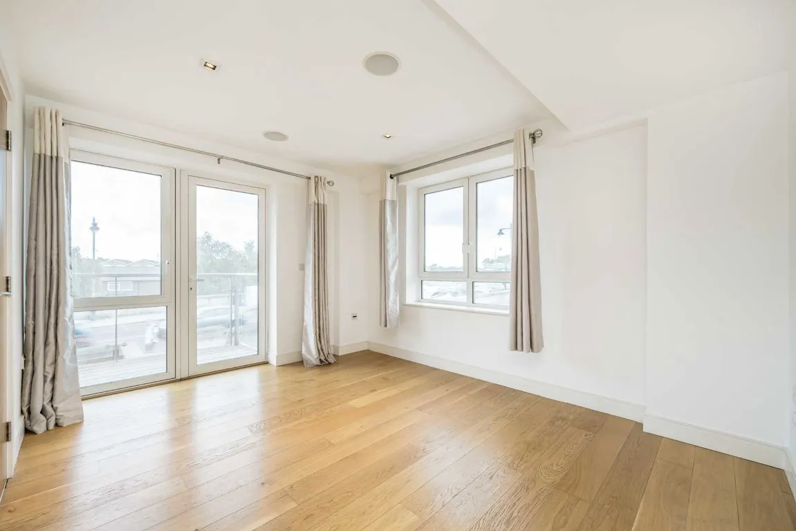 Kew Bridge Road, TW8, photo 5