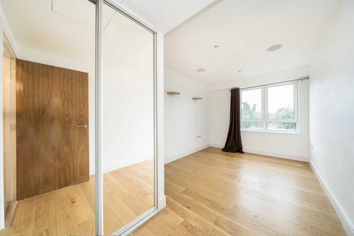 Kew Bridge Road, TW8, photo 6