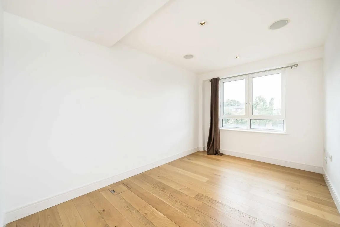 Kew Bridge Road, TW8, photo 7