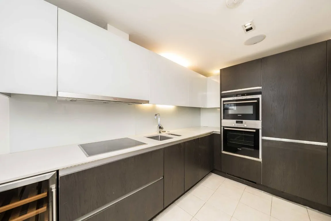 Kew Bridge Road, TW8, photo 3