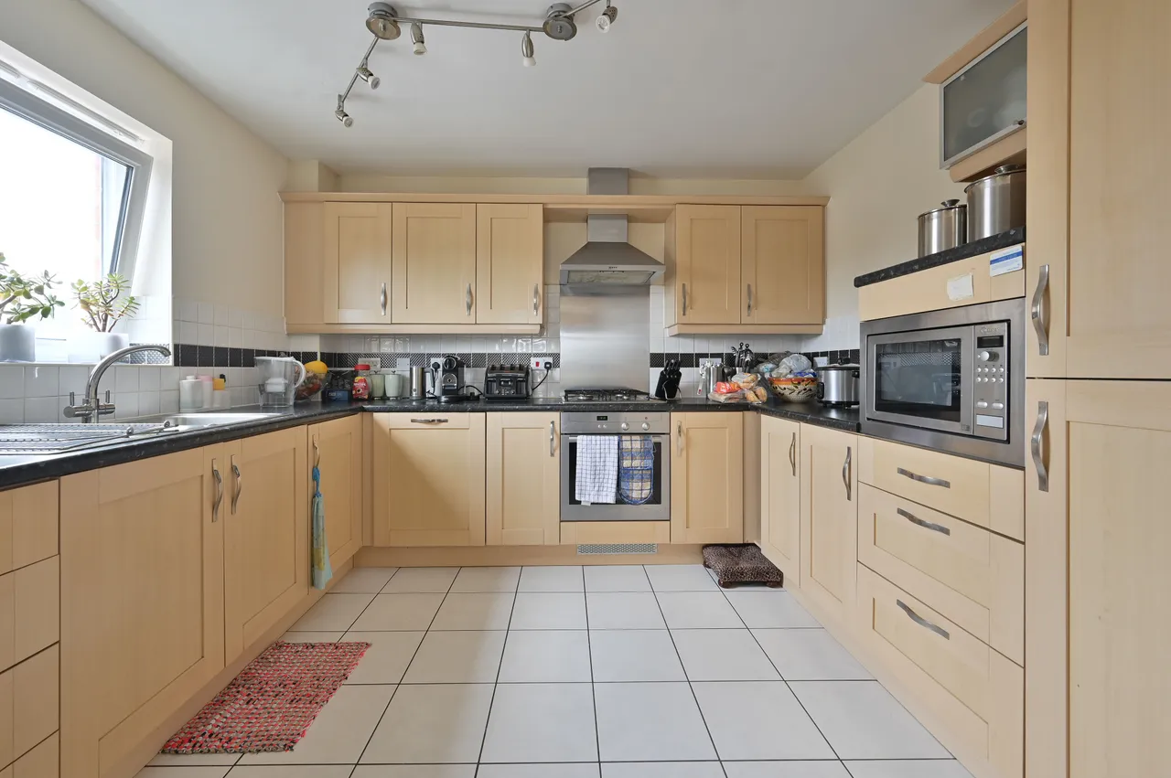 12 Mayfair Court, Observer Drive, Watford, photo 3