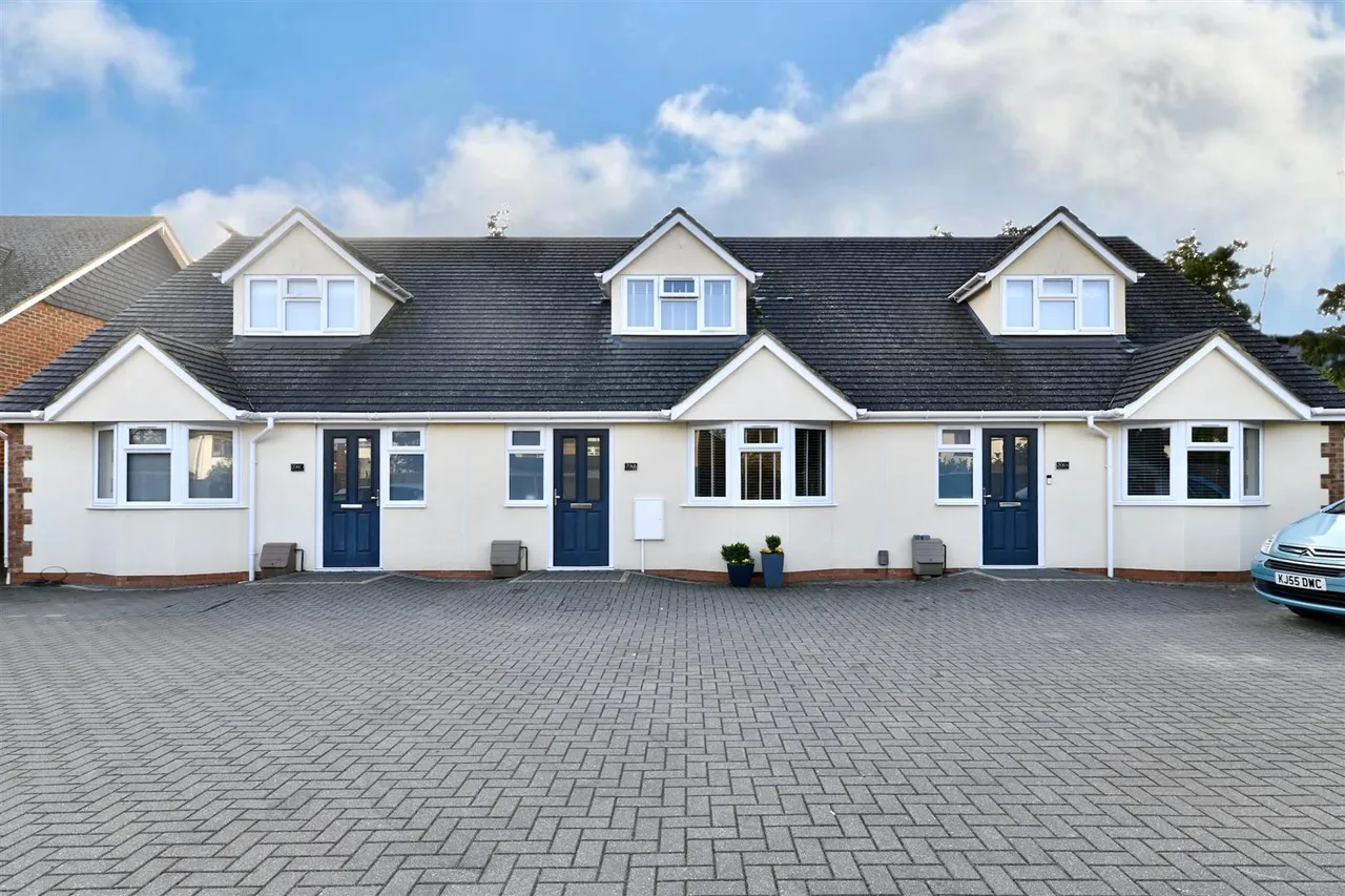 2 bed house for sale — Fairview Road, Stevenage, Herts, SG1 2NA