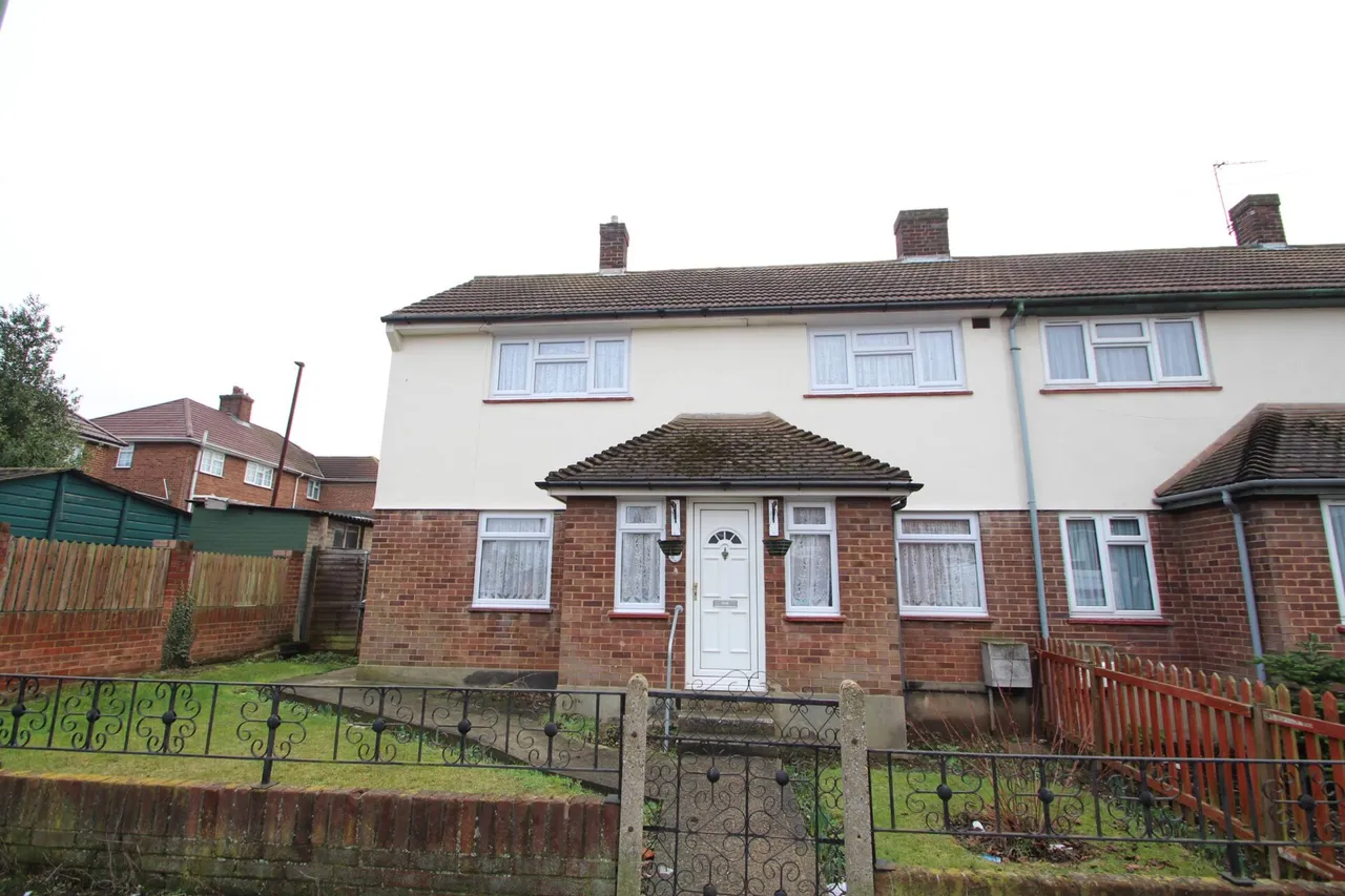 3 bed house for sale — Almond Road, Dartford
