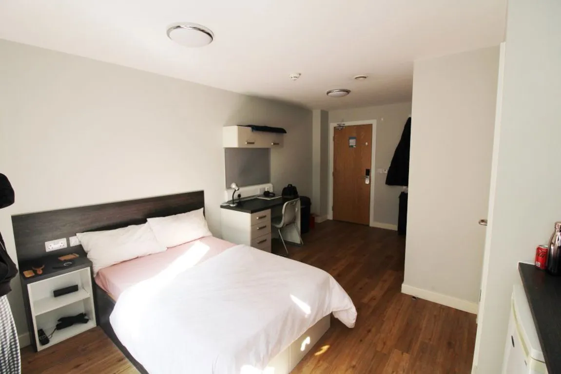 Queen Street, Available April, S1, photo 5
