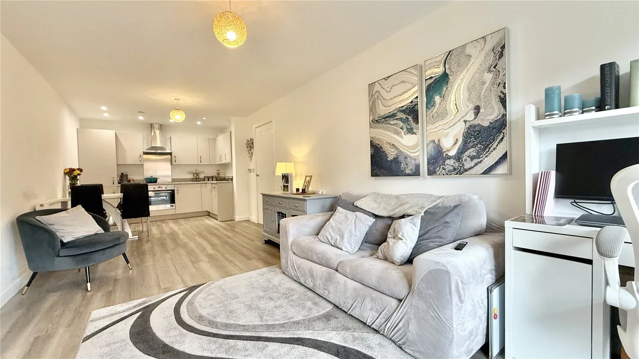 Station Road, Hook, Hampshire, RG27 9QR, photo 3
