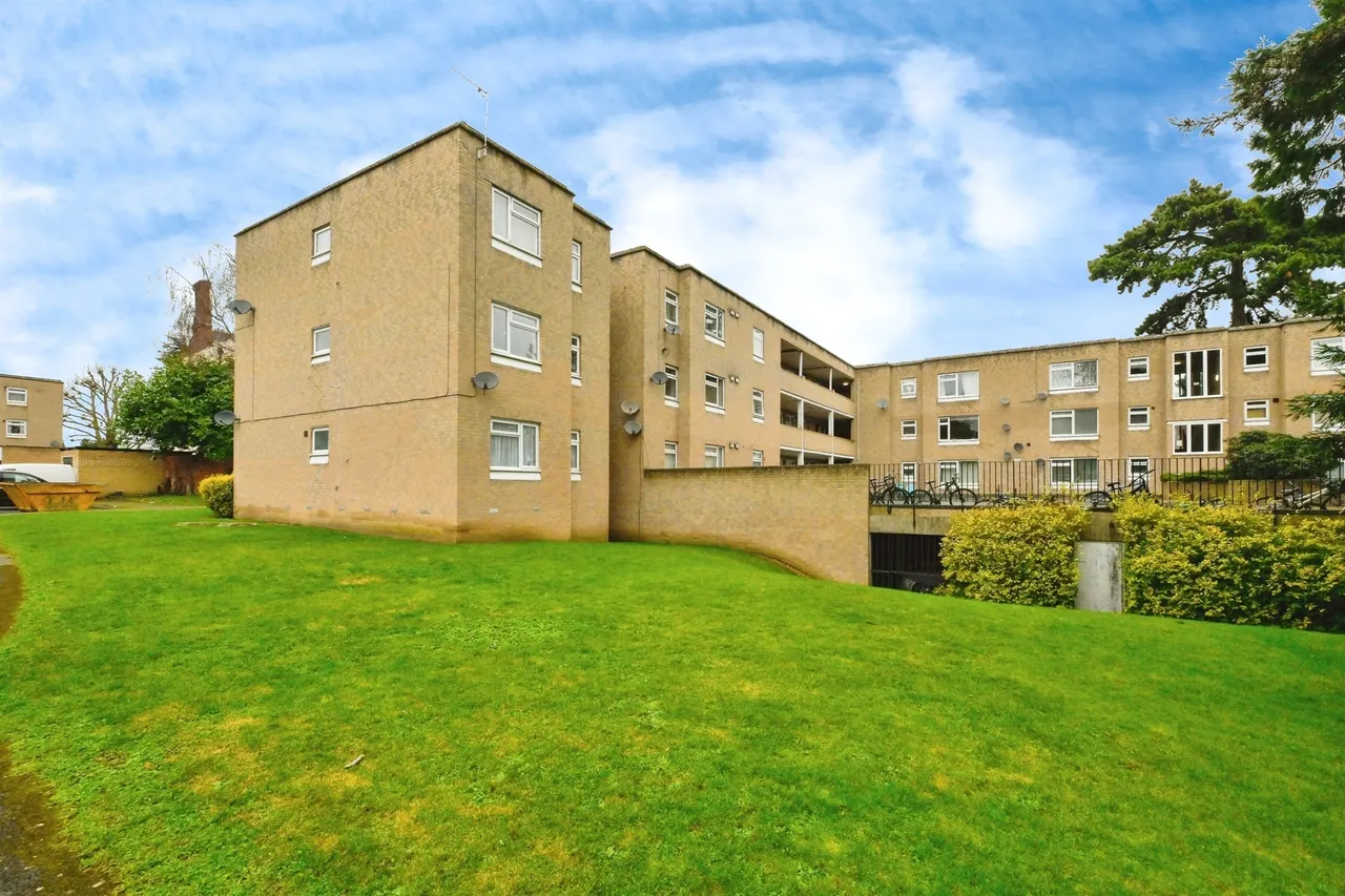 2 bed flat for sale — Rawdon Drive, Hoddesdon