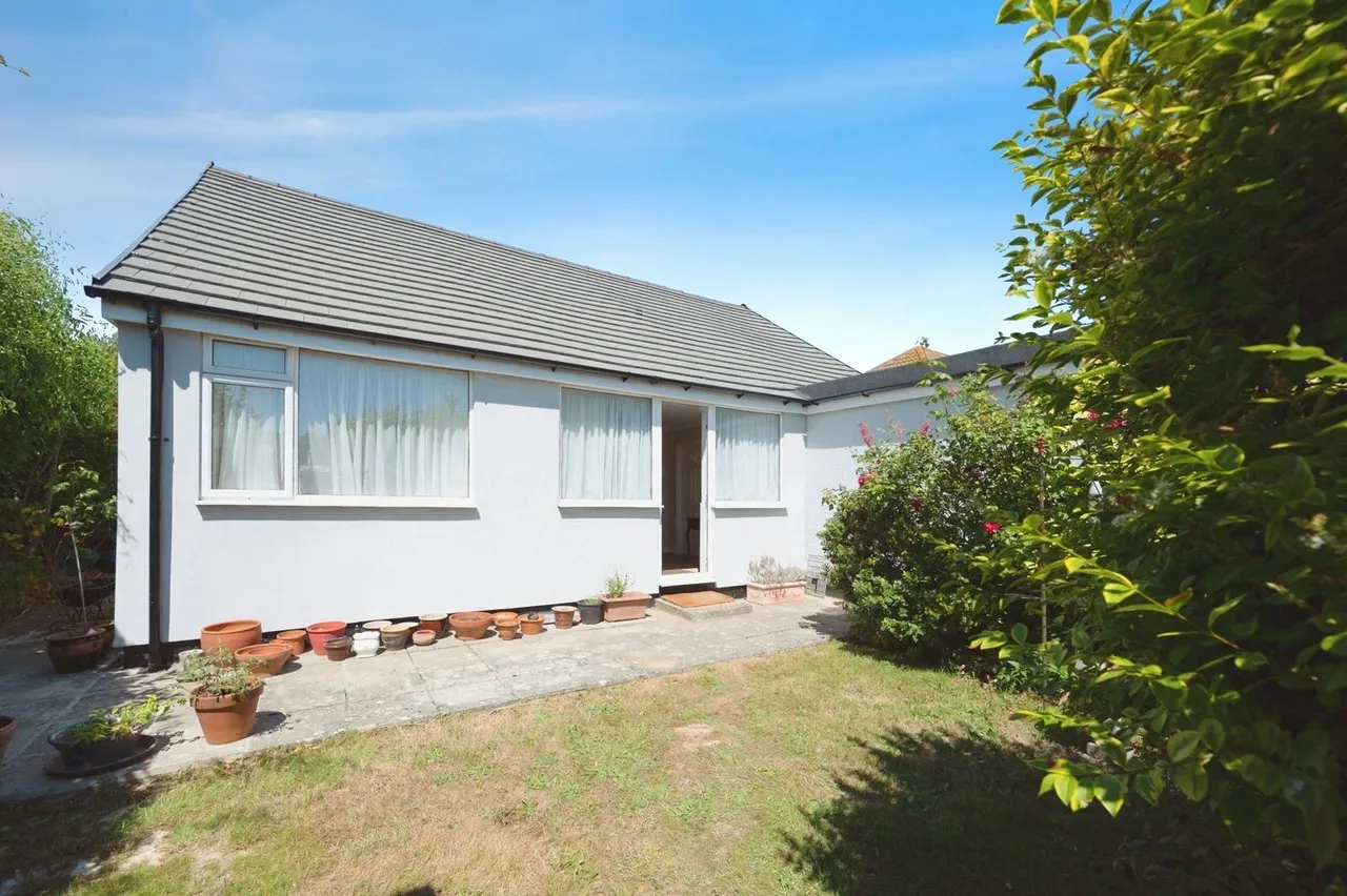 Wheatlands Avenue, Hayling Island, PO11, photo 11