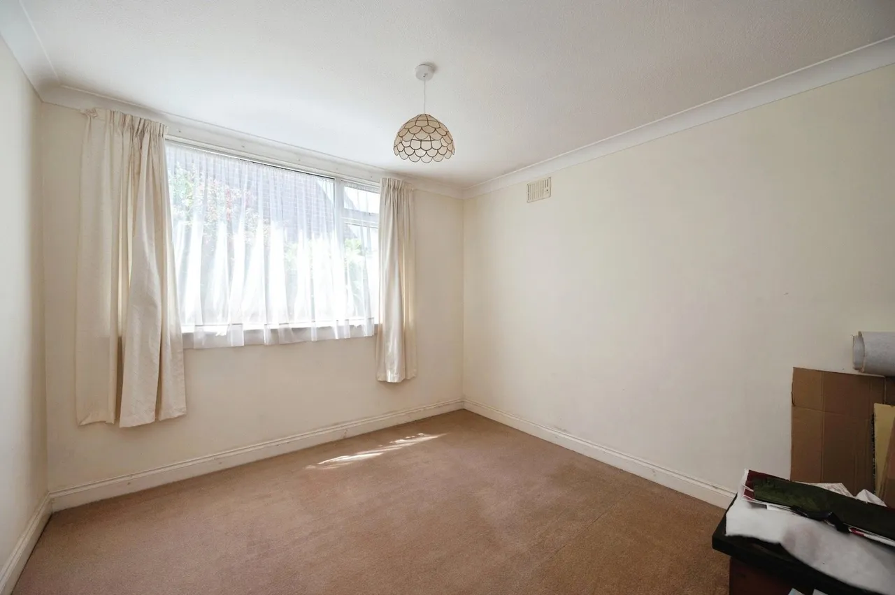 Wheatlands Avenue, Hayling Island, PO11, photo 16