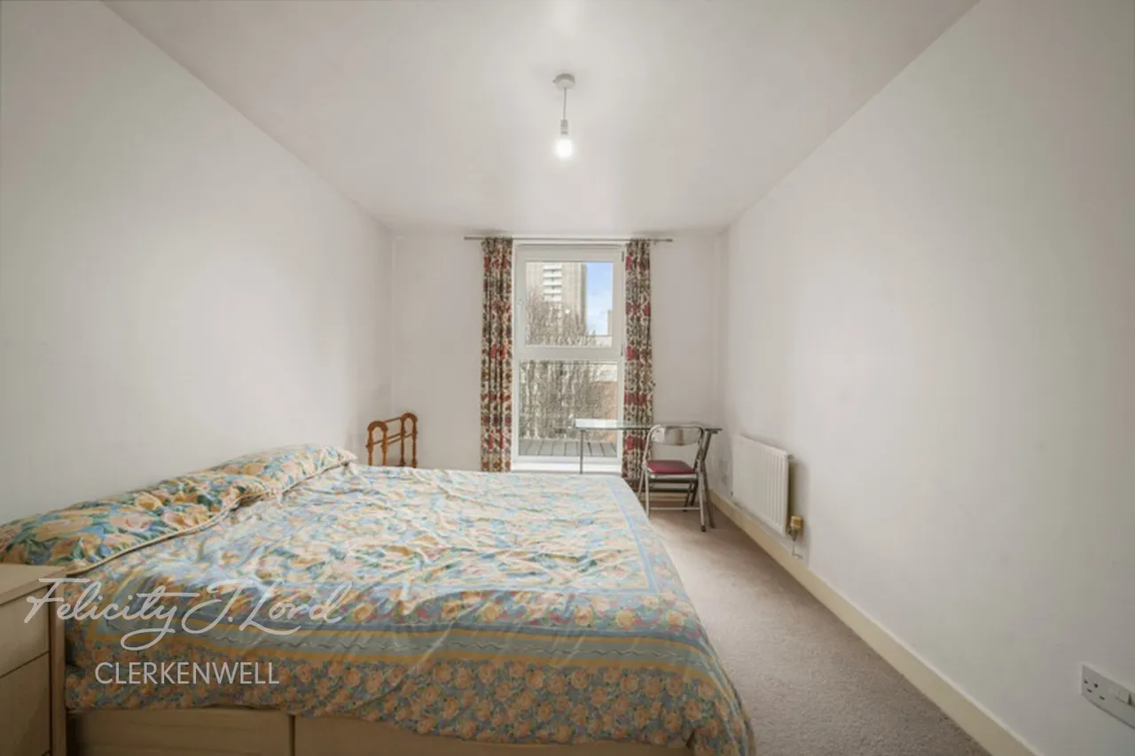 Seward Street, London, photo 17