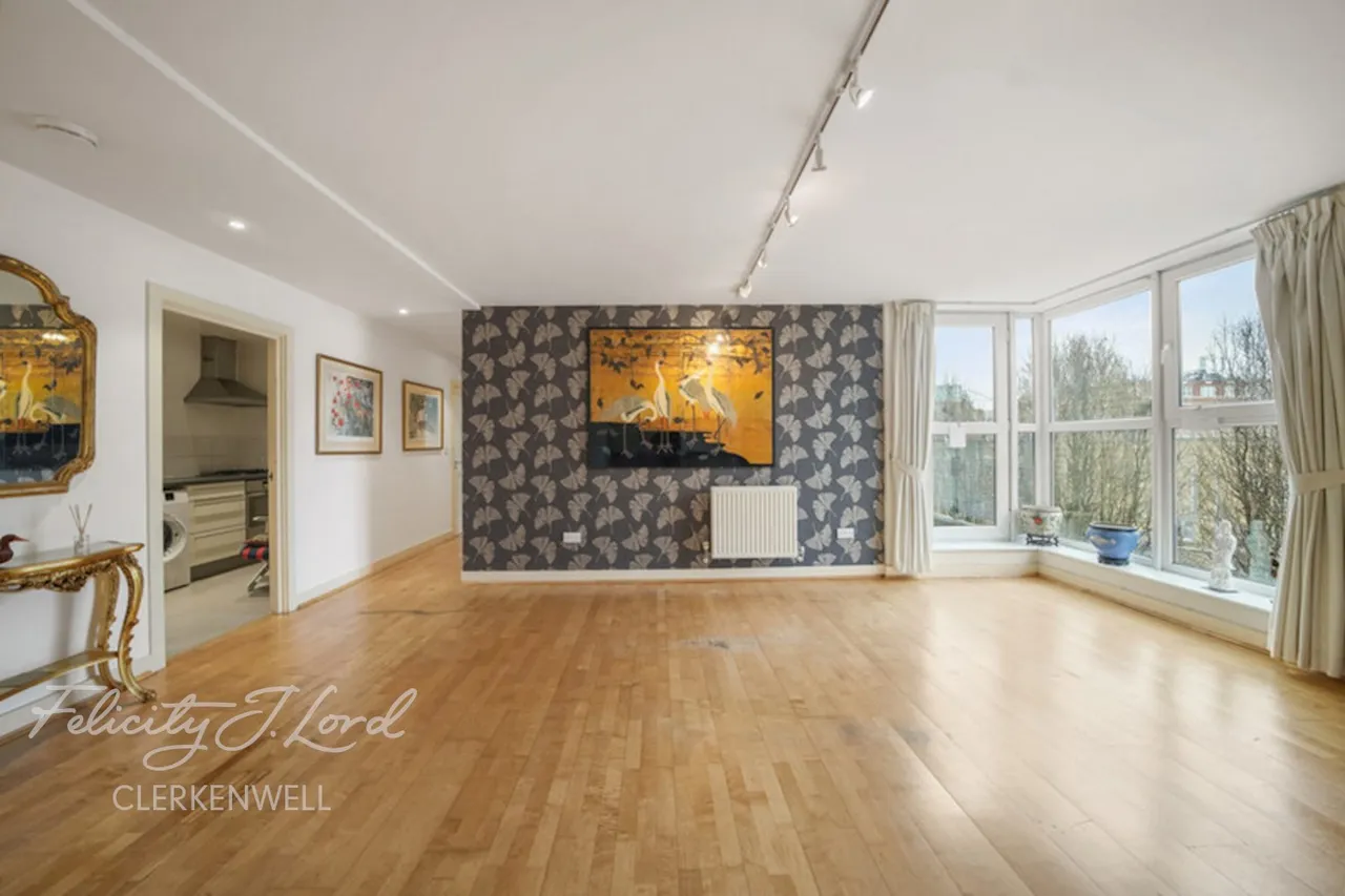 2 bed flat for sale, Seward Street, London