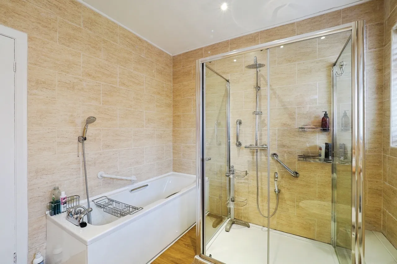 Hall Drive, Wollaton, Nottingham, NG8, photo 3