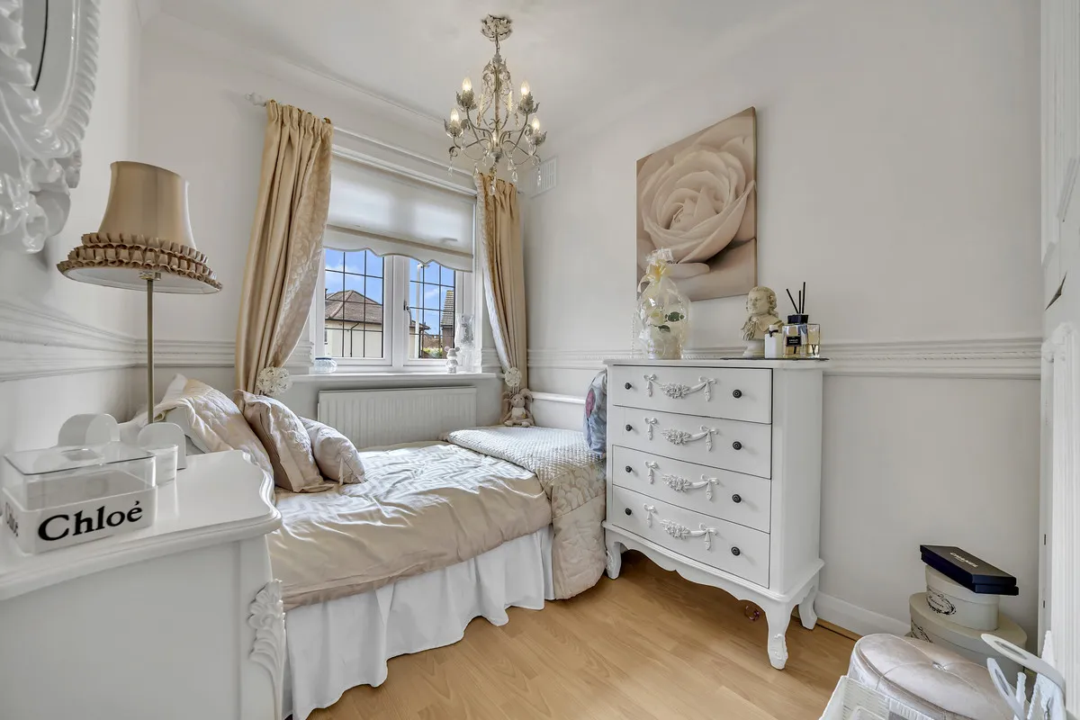 Dominion Drive, Romford, Collier Row, RM5 2QP, photo 9