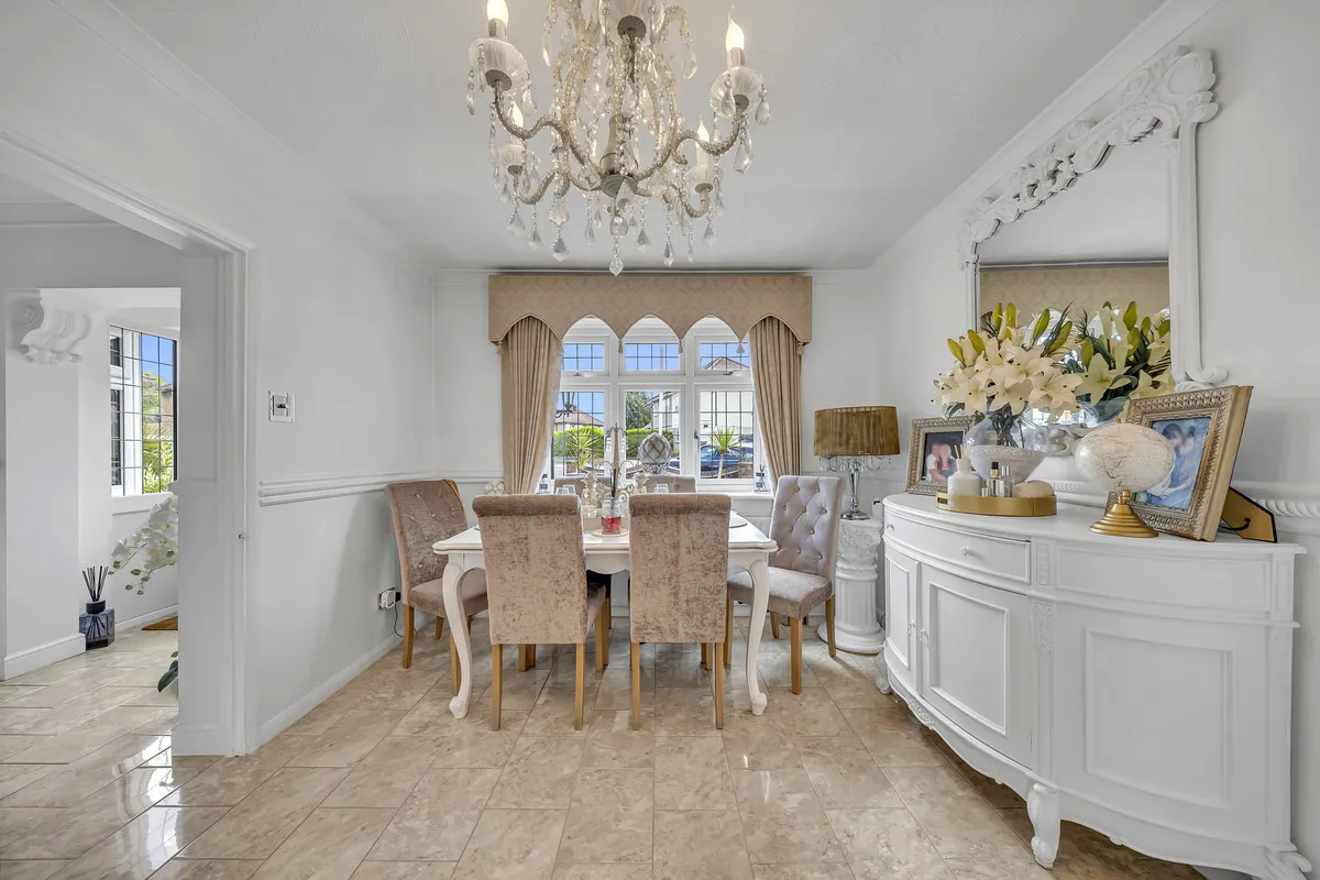 Dominion Drive, Romford, Collier Row, RM5 2QP, photo 3