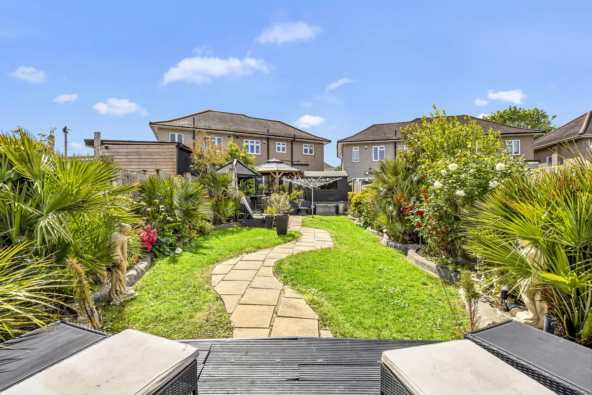 Dominion Drive, Romford, Collier Row, RM5 2QP, photo 11