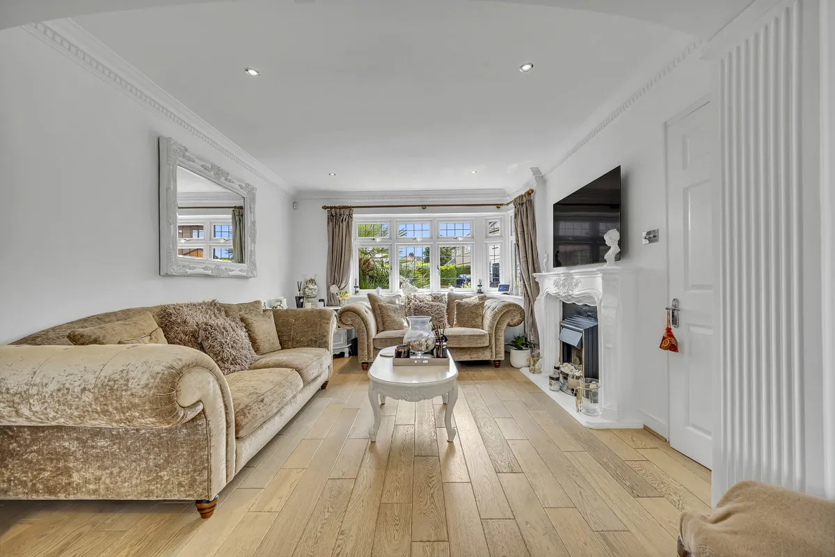 Dominion Drive, Romford, Collier Row, RM5 2QP, photo 2