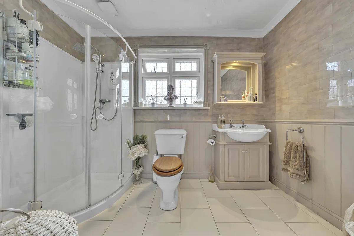 Dominion Drive, Romford, Collier Row, RM5 2QP, photo 6