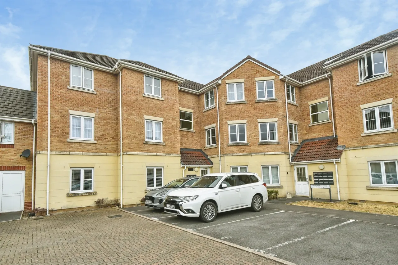 2 bed flat for sale — Swan Close, Swindon