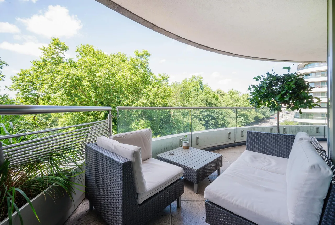 2 bed flat for sale, Queenstown Road, London, SW11