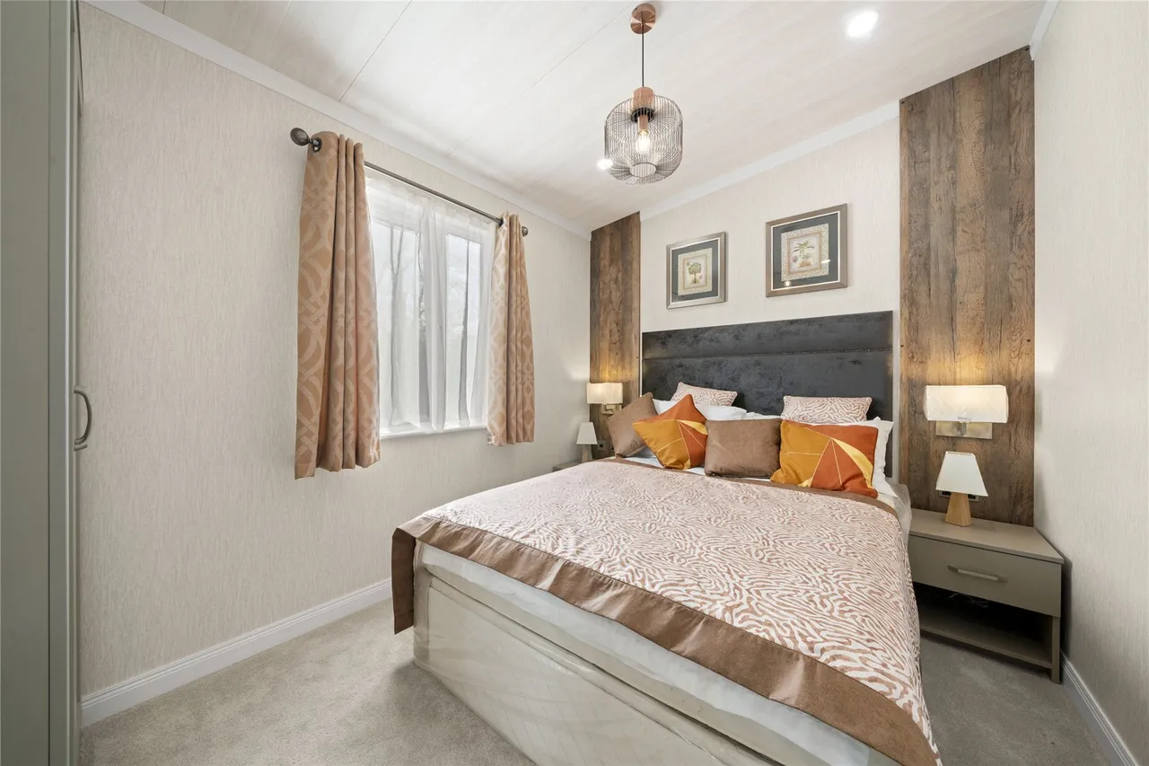 Chertsey Lane, Staines-upon-Thames, Surrey, TW18, photo 2