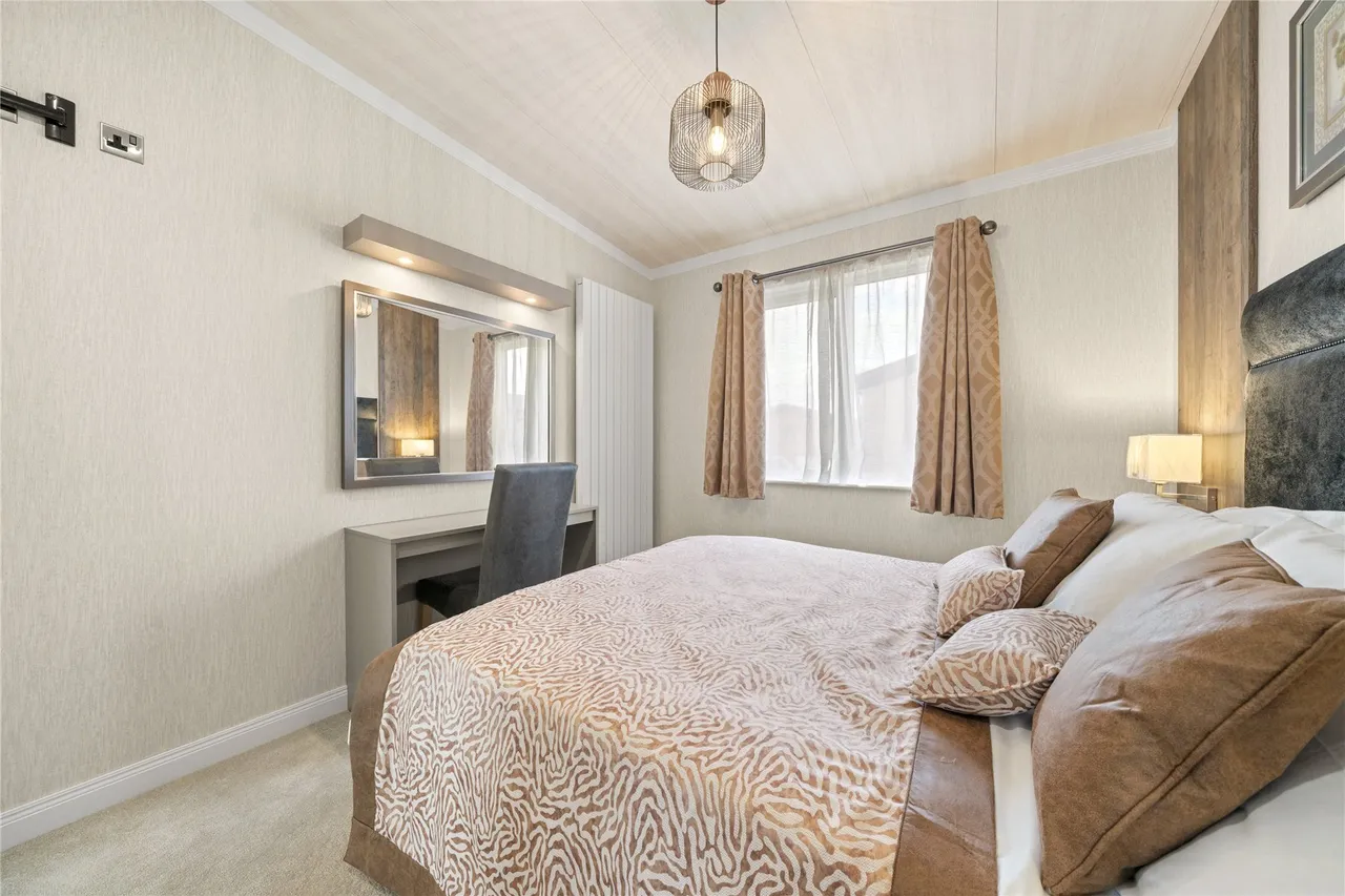 Chertsey Lane, Staines-upon-Thames, Surrey, TW18, photo 10