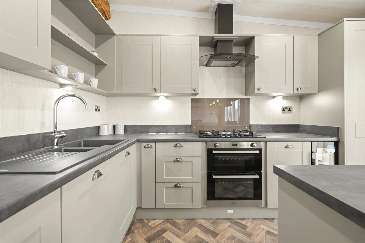 Chertsey Lane, Staines-upon-Thames, Surrey, TW18, photo 5