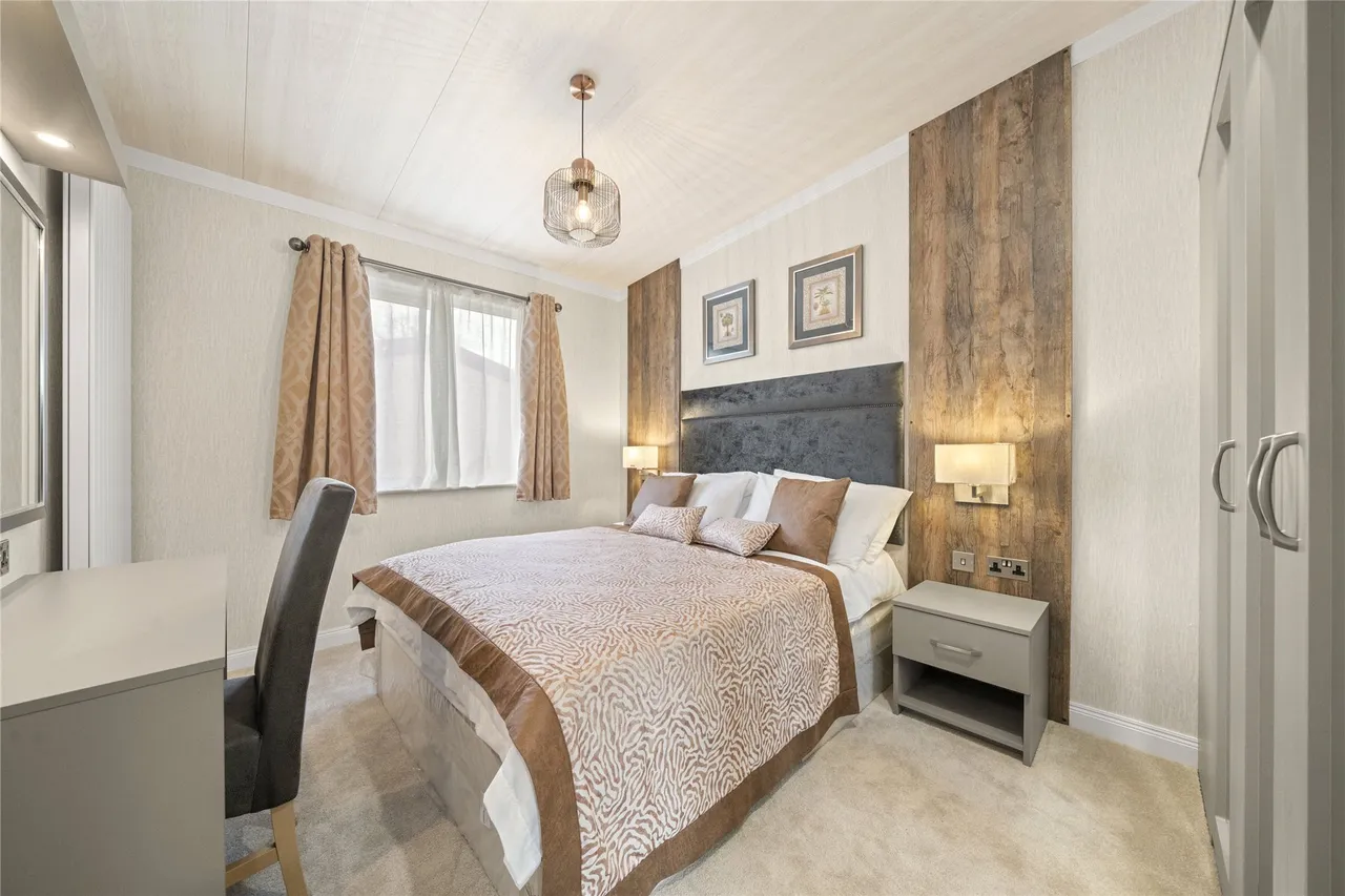 Chertsey Lane, Staines-upon-Thames, Surrey, TW18, photo 9