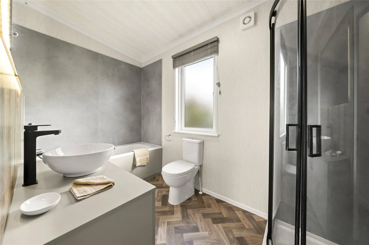 Chertsey Lane, Staines-upon-Thames, Surrey, TW18, photo 3