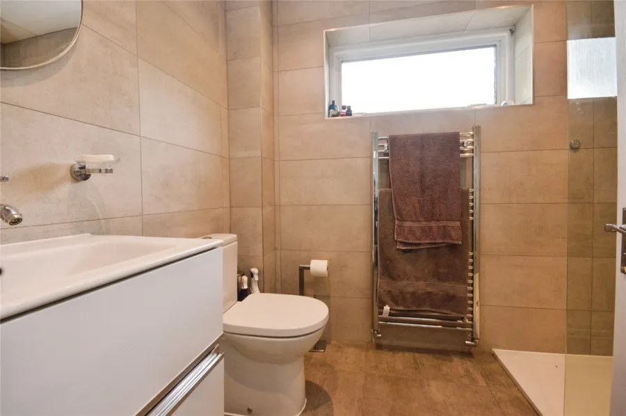 with 3 bedrooms in Chantry Road, Bishop's Stortford, CM23, photo 9