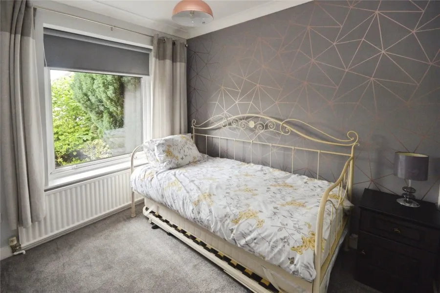 with 3 bedrooms in Chantry Road, Bishop's Stortford, CM23, photo 10