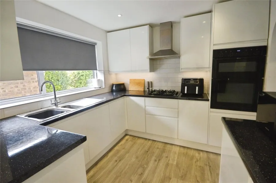 with 3 bedrooms in Chantry Road, Bishop's Stortford, CM23, photo 16