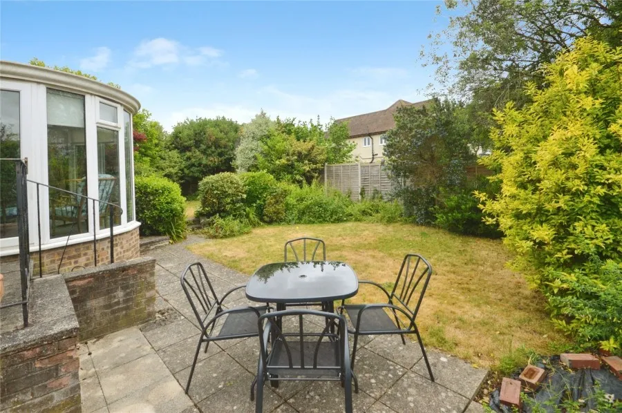 with 3 bedrooms in Chantry Road, Bishop's Stortford, CM23, photo 12