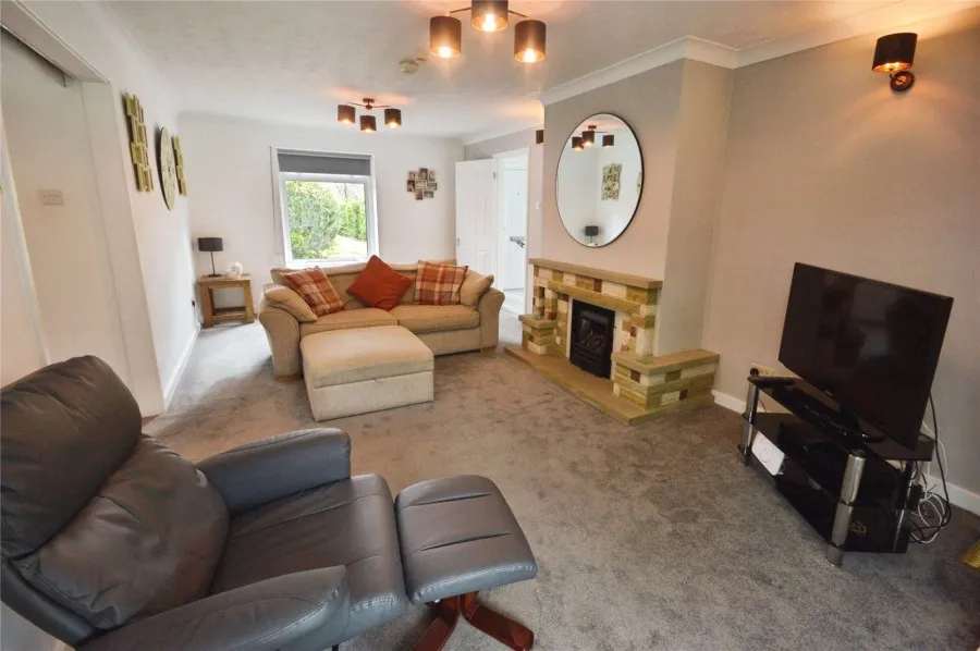 with 3 bedrooms in Chantry Road, Bishop's Stortford, CM23, photo 3