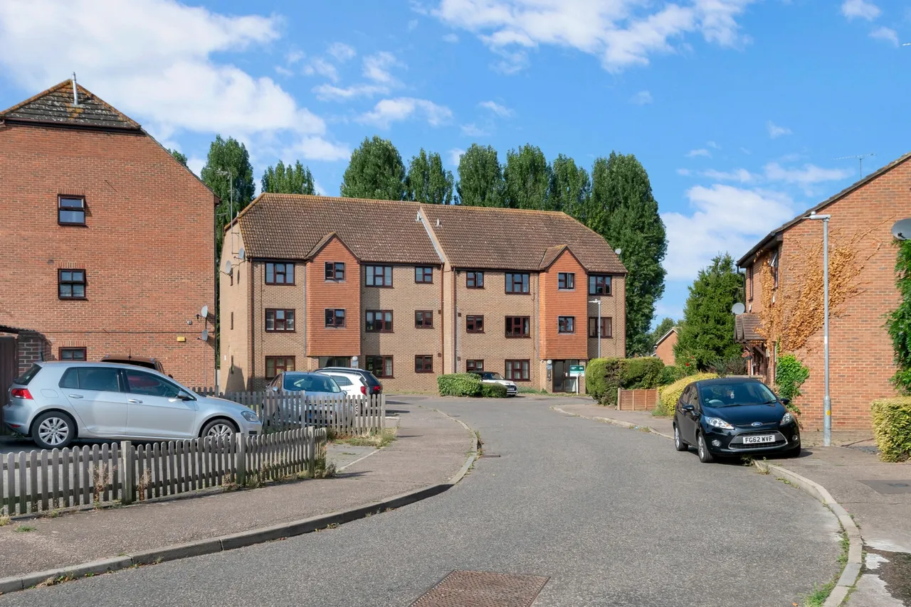 2 bed property for sale — Ground Floor Flat, 22 Orchid Close, Abridge, Romford, Essex, RM4 1DF
